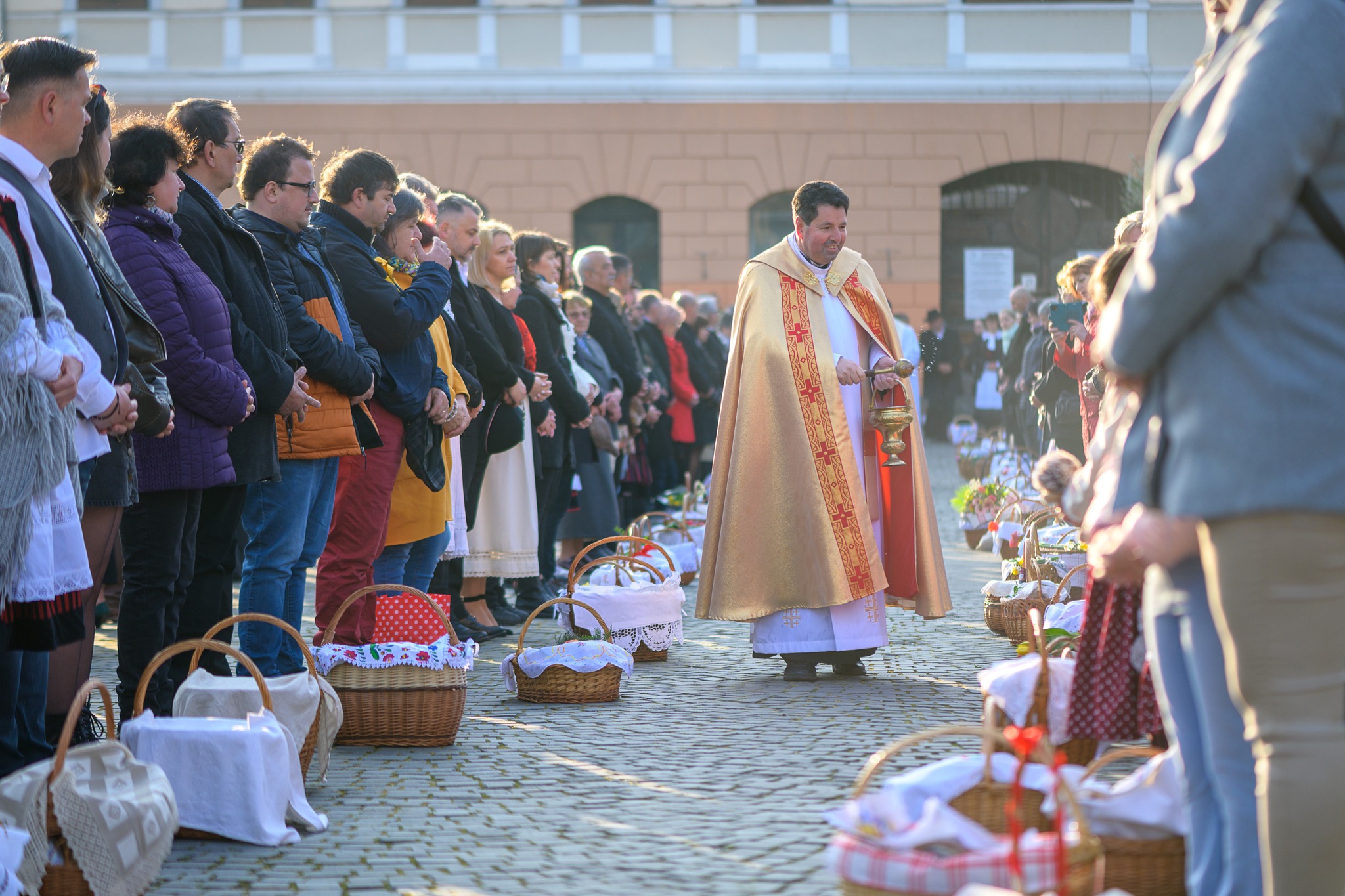 Sfințirea bucatelor de Paștele Catolic, organizată în Piața Centrală din Sfântu Gheorghe